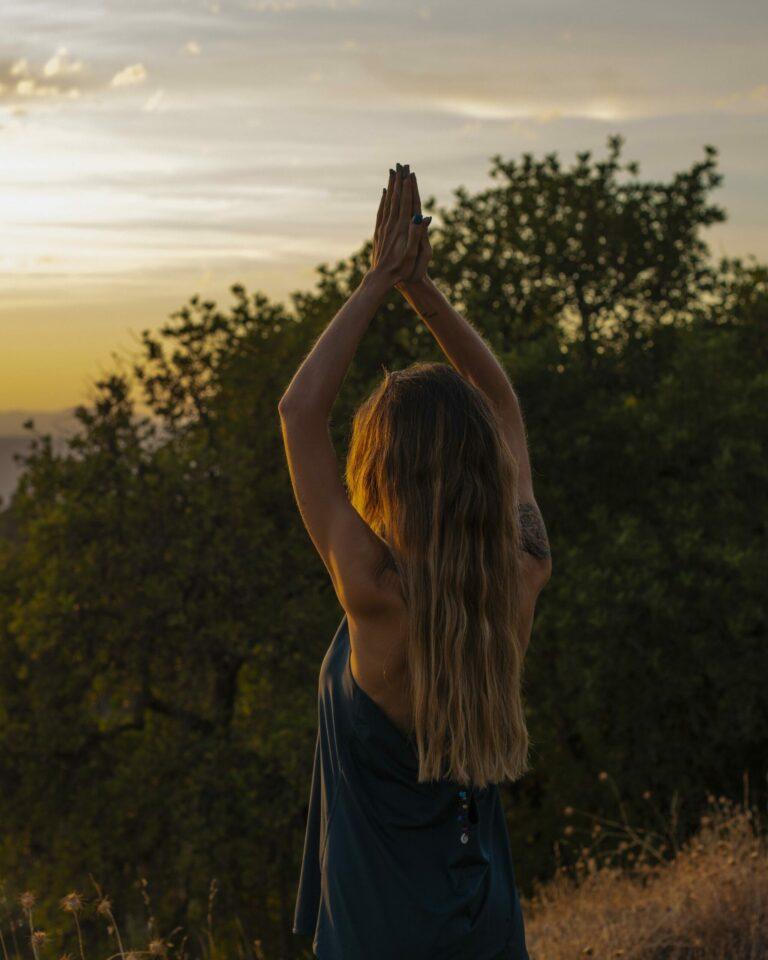 femme-faisant-du-yoga-en-regardant-le-coucher-du-soleil
